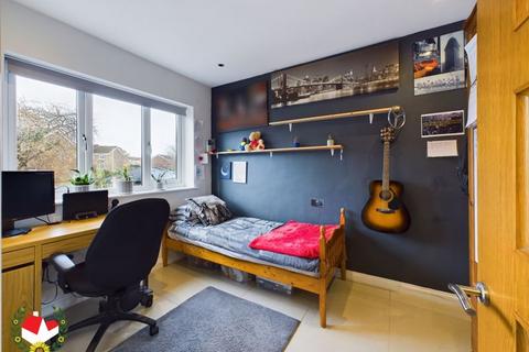 16 Chervil Close, Gloucester, GL4 6YJ