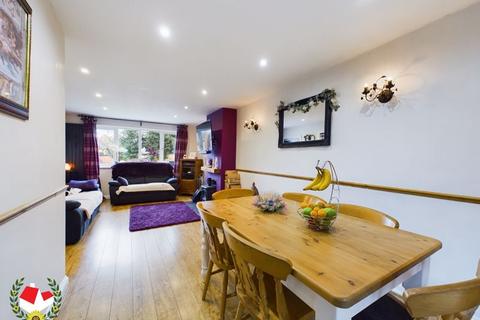 16 Chervil Close, Gloucester, GL4 6YJ