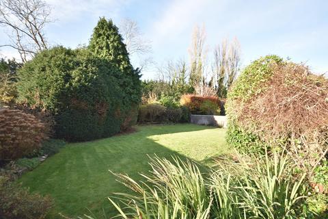 3 bedroom detached bungalow to rent, Charteris Close, Penarth, CF64 5RT