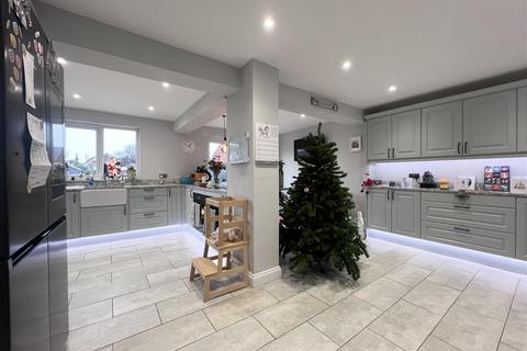 17 Elm Drive, Deanshanger, Milton Keynes, MK19 6JE