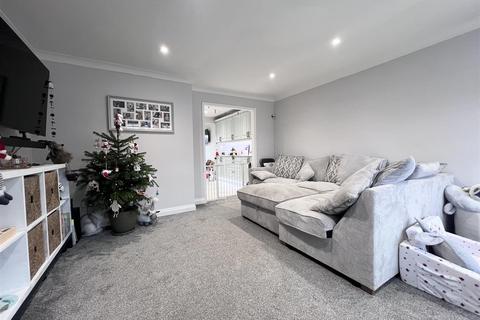17 Elm Drive, Deanshanger, Milton Keynes, MK19 6JE