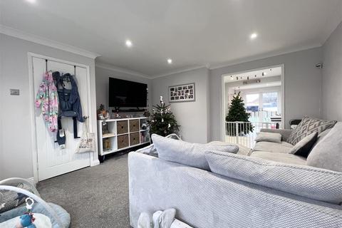 17 Elm Drive, Deanshanger, Milton Keynes, MK19 6JE