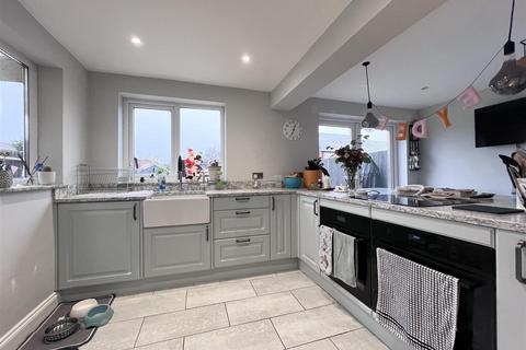 17 Elm Drive, Deanshanger, Milton Keynes, MK19 6JE