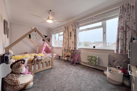 17 Elm Drive, Deanshanger, Milton Keynes, MK19 6JE