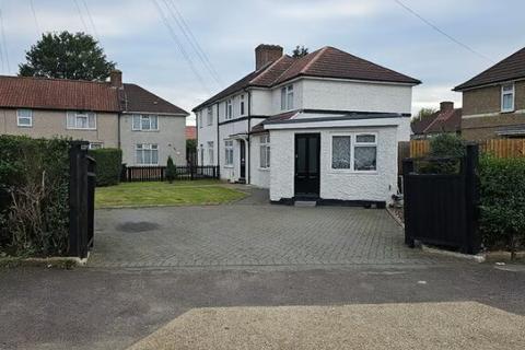 4 bedroom detached bungalow to rent, Powell Gardens, London RM10