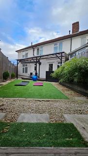 4 bedroom detached bungalow to rent, Powell Gardens, London RM10