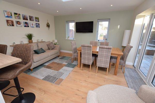 Open plan kitchen &amp; family room