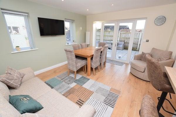 Open plan kitchen &amp; family room