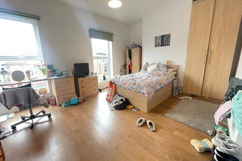 9 bedroom townhouse to rent, Egerton Road, Manchester M14