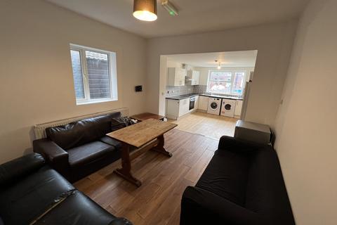 9 bedroom semi-detached house to rent, Park Range, Manchester M14