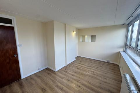 2 bedroom flat to rent, Lucas Court, London SW11