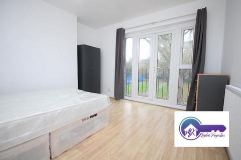 3 bedroom flat to rent, London E2