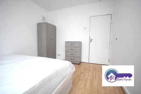 3 bedroom flat to rent, London E2