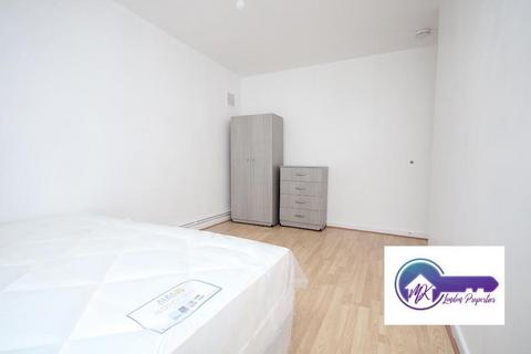 3 bedroom flat to rent, London E2