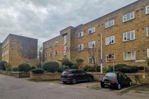 4 bedroom flat to rent, Jebb Avenue, London SW2