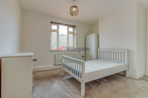 4 bedroom flat to rent, Jebb Avenue, London SW2