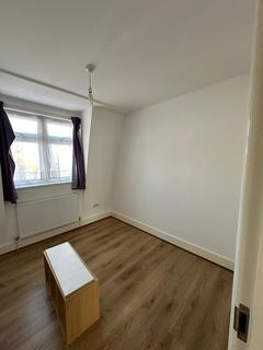 2 bedroom flat to rent, Cranbrook Road, Ilford IG1