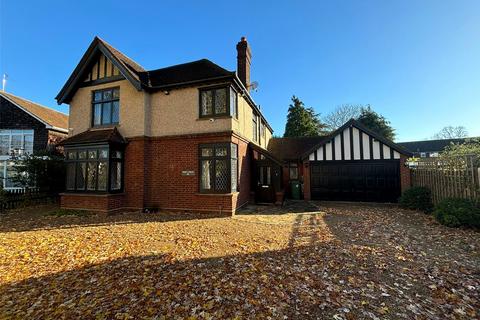 4 bedroom detached house to rent, Greenlands Road, Surrey TW18