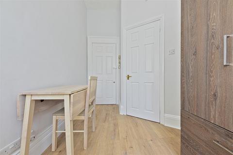 Studio to rent, Russell Road, London W14