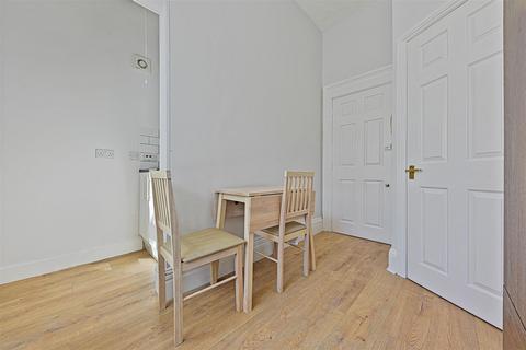 Studio to rent, Russell Road, London W14