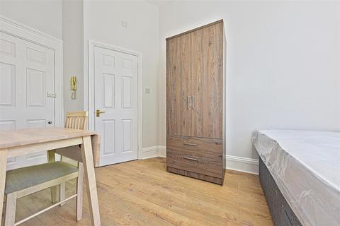 Studio to rent, Russell Road, London W14