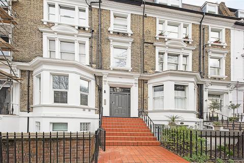 Studio to rent, Russell Road, London W14