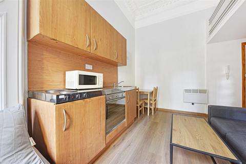 Studio to rent, Linden Gardens, London W2