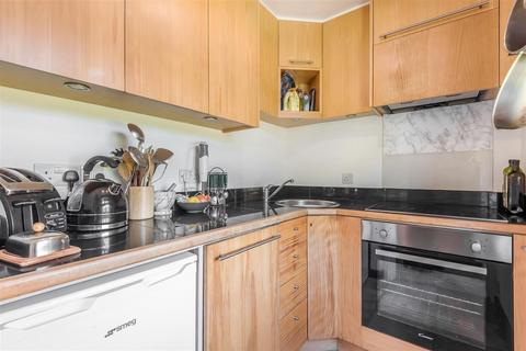 1 bedroom flat for sale, Castelnau, Barnes, London, SW13