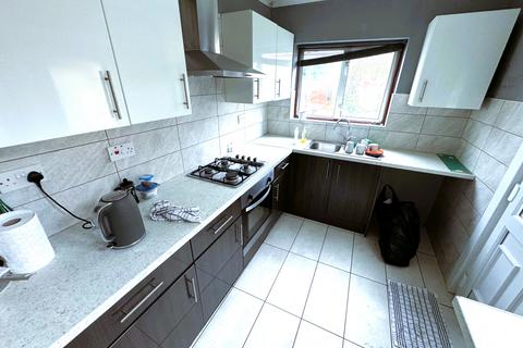 4 bedroom terraced house to rent, Wellwood Road, Ilford IG3