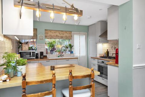 2 Kingslea, Leatherhead, KT22 7SN
