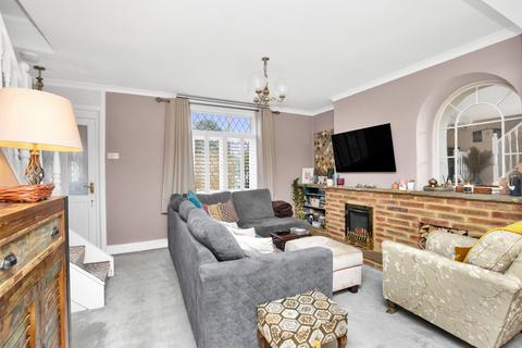 2 Kingslea, Leatherhead, KT22 7SN