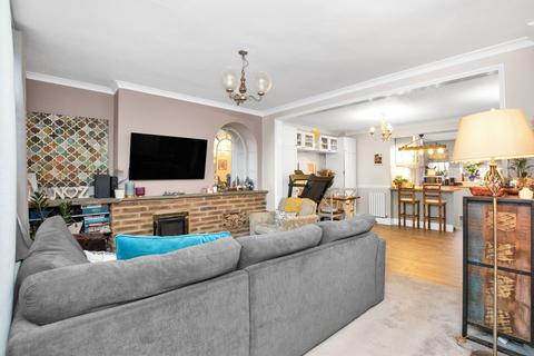 2 Kingslea, Leatherhead, KT22 7SN