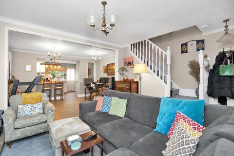 2 Kingslea, Leatherhead, KT22 7SN