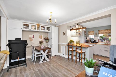 2 Kingslea, Leatherhead, KT22 7SN