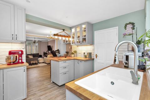 2 Kingslea, Leatherhead, KT22 7SN
