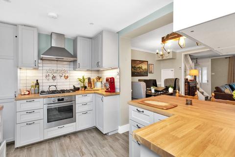 2 Kingslea, Leatherhead, KT22 7SN