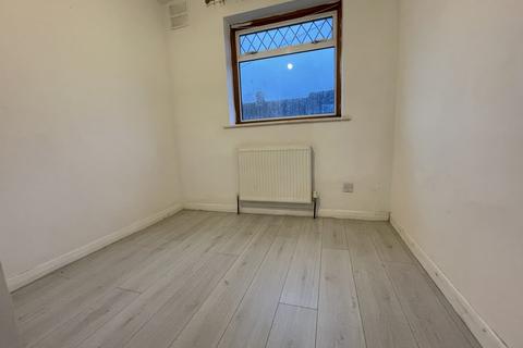 3 bedroom terraced house to rent, Herne Road, Bushey WD23