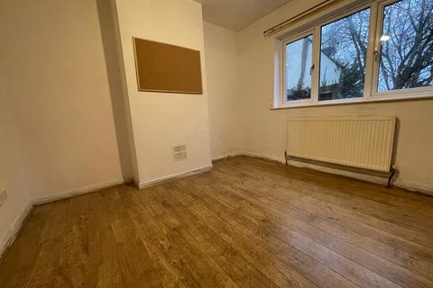 3 bedroom terraced house to rent, Herne Road, Bushey WD23