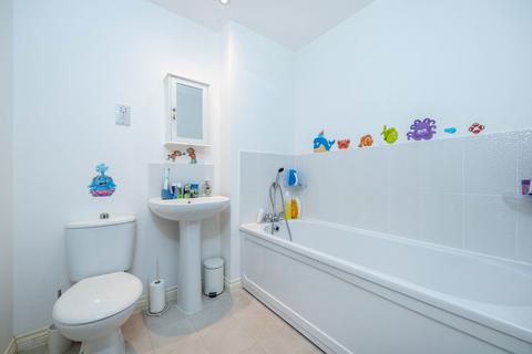 44 Hathersage Close, Grantham, NG31 7GP