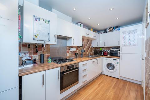44 Hathersage Close, Grantham, NG31 7GP