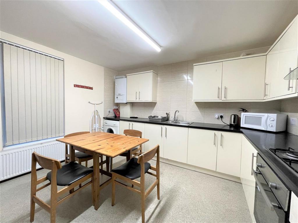 Kitchen 2.jpg