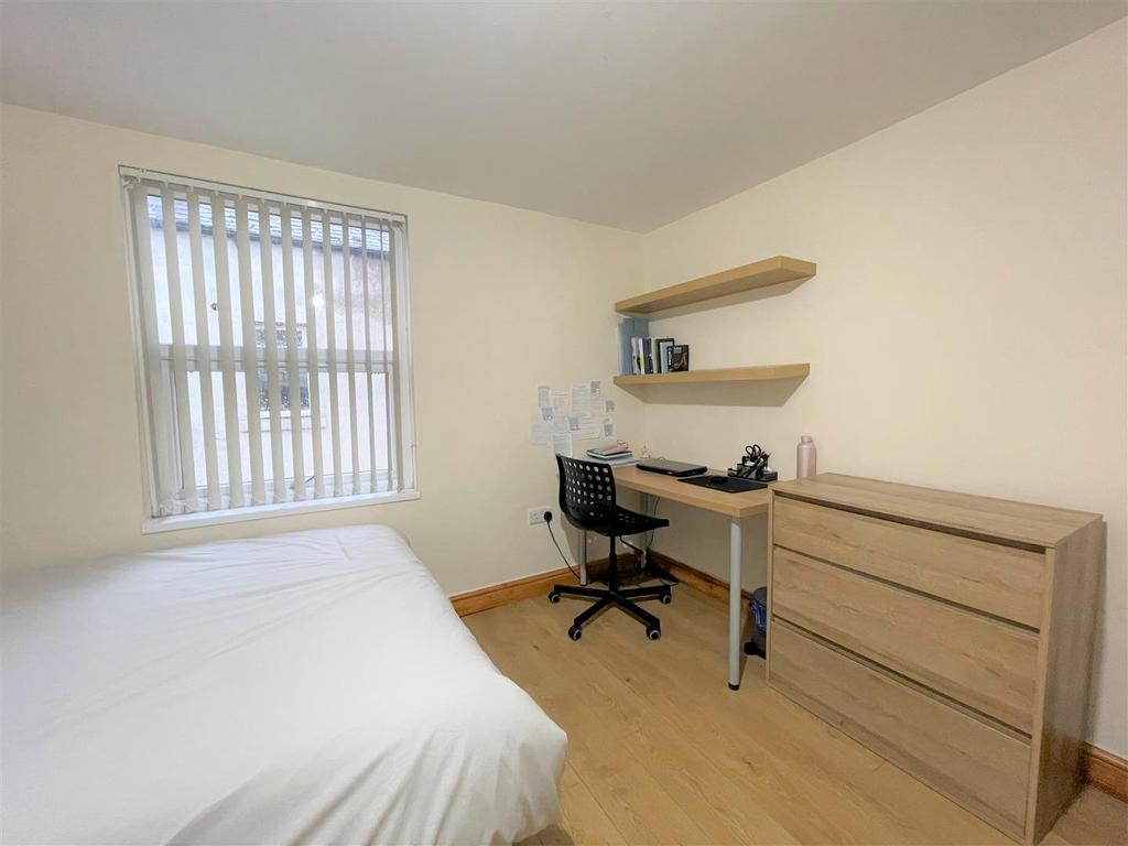 Bedroom 4a.jpg