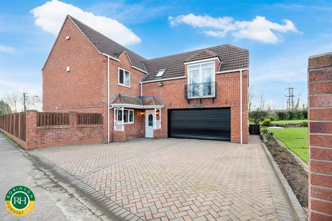 4 bedroom detached house for sale, Station Road, Arksey, Doncaster