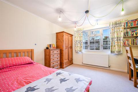 6 Delaporte Close, Epsom, KT17 4AF