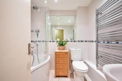 6 Delaporte Close, Epsom, KT17 4AF