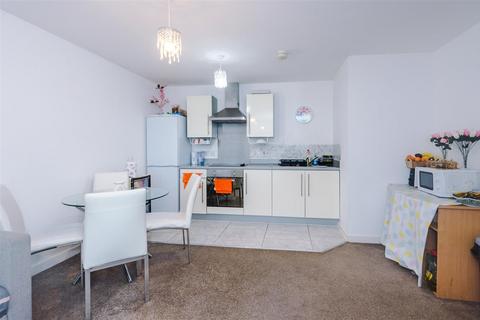 2 bedroom apartment to rent, Pilgrims Way, Salford