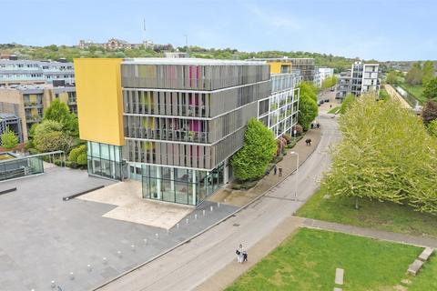 Amazon Apartments, Honrsey N8