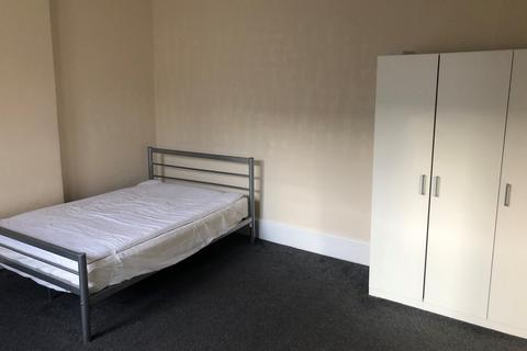 Studio to rent, Rollins Street, South Bermondsey London SE15