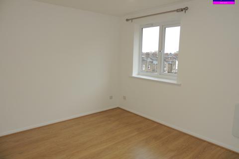 1 bedroom flat to rent, Waddington Close, Enfield EN1