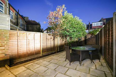 3 bedroom flat to rent, Caledonian Road, N7